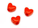 Сърце червено 11.8х10x5.8mm, отвор 3.8mm - 50g ≈ 90 бр.